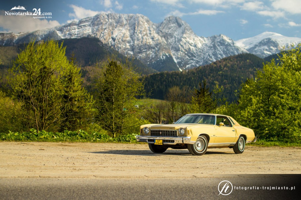 Chevrolet Monte Carlo '76 W tle Giewont. Zdjęcie wykonane w okolicach Hotelu Kasprowy.