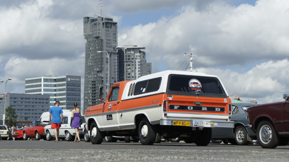 Gnojowóz w podróży Ford F250 '72 360 - 5.9 V8 camper special Skwer Kościuszki Paweł Gawroński Nowotarska24.com