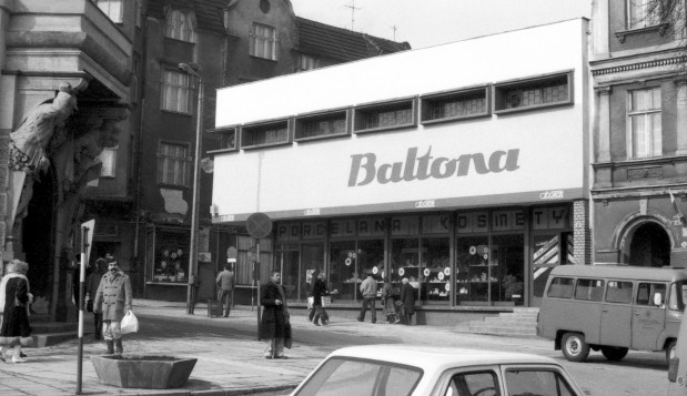 Sklep Baltony w Sopocie przy Monciaku. Zdjęcie z 1988r. Poniżej widok obecny.