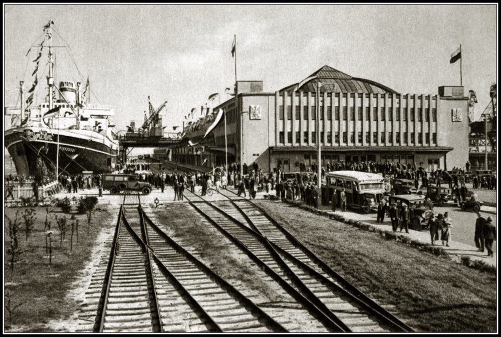 Dworzec Morski w Gdyni, lata 30. – przy nabrzeżu MS Piłsudski. Poniżej zdjęcie z okresu PRL.