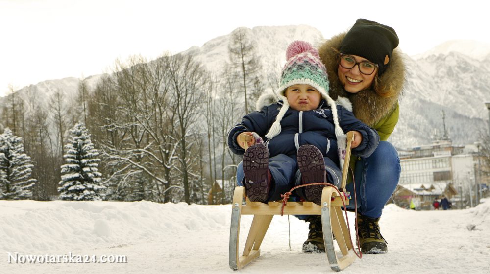 zakopane równia krupowa nowotarska24.com zakopane apartamenty paweł gawroński barbara gawrońska sanki na sankach giewont tatry z dzieckiem z dziećmi